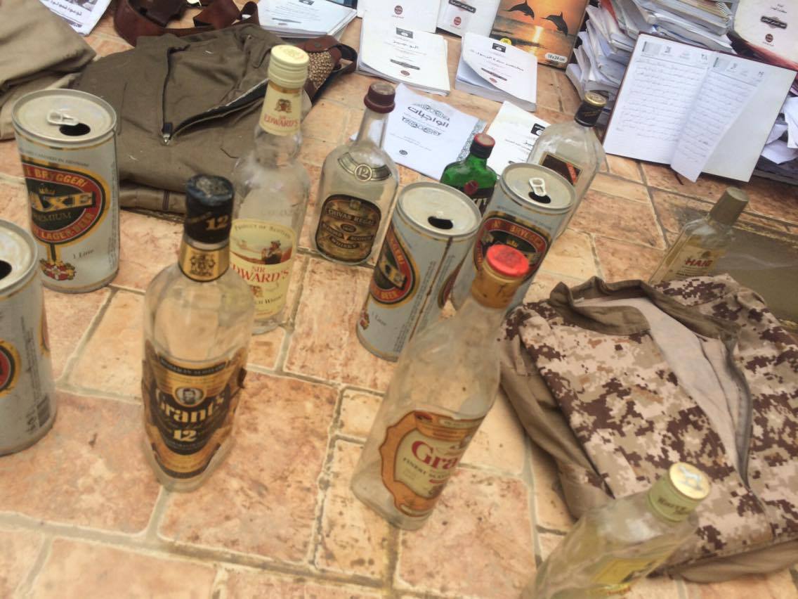 به‌ وێنه‌.. له‌ كارگه‌يه‌كى درووستكردنى چه‌كى داعشدا قوتوى بيره‌ و وێسكى دۆزرايه‌وه‌